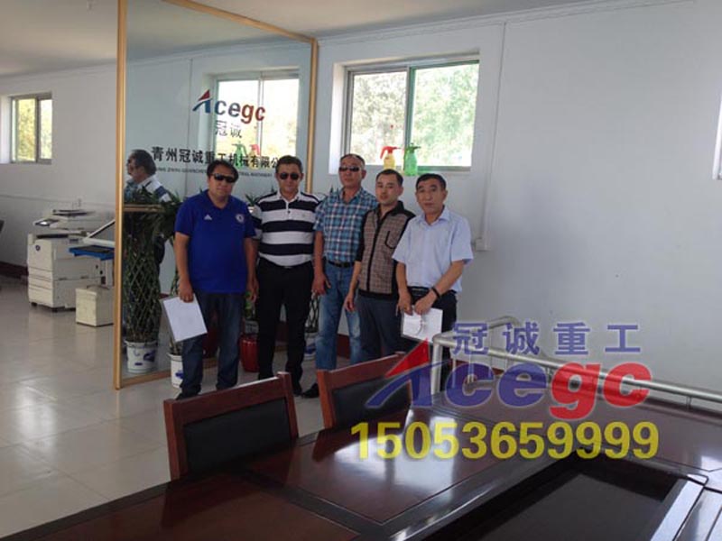 國(guó)外客戶參觀訂購洗沙機(jī)產(chǎn)品